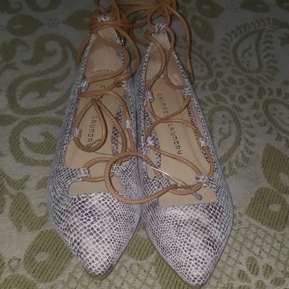 NWOT Chinese Laundry Lace up Snake Patterned Flats